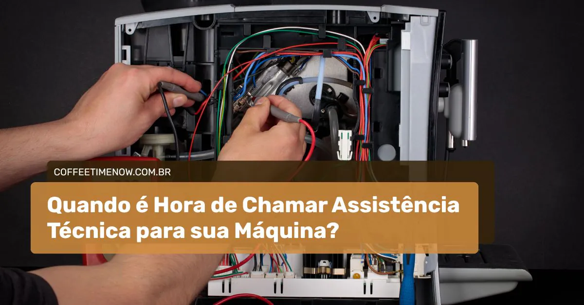 Técnico consertando uma máquina de café comercial